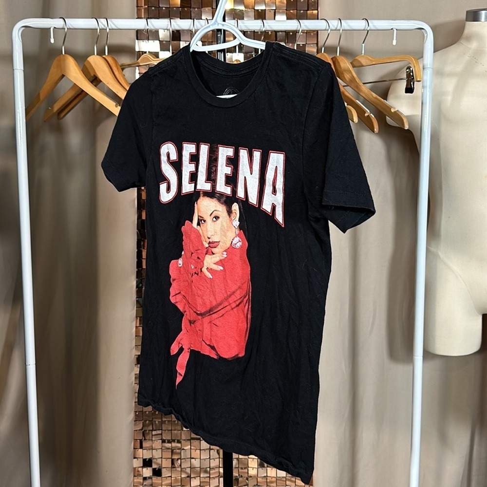 Selena Quintanilla - Iconic Black Tshirt with Graphic Top Size Small